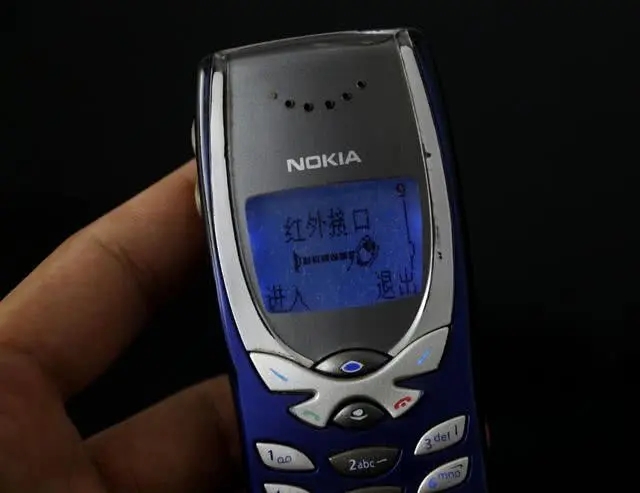 2001年诺基亚推出第一部蓝屏手机诺基亚8250开启蓝屏时代