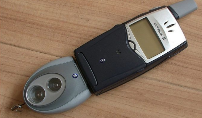 世界上第一款内置蓝牙功能的手机爱立信t39mc在2001年8月发布