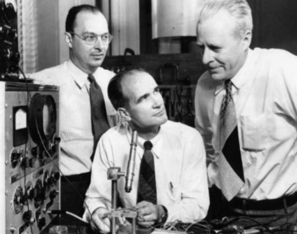 John Bardeen、Walter Brattain、William Shockley在贝尔实验室于1947年12月23日发明了世界上第一个晶体管