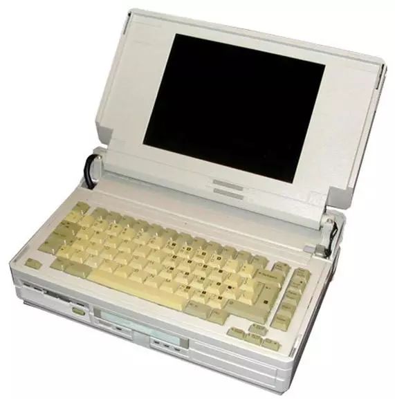 Compaq于1988年发布了他们的第一台笔记本电脑，即Compaq SLT / 286