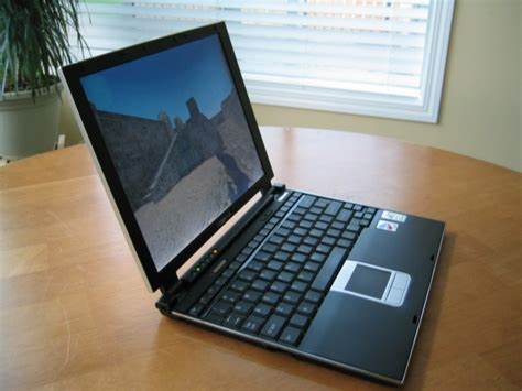 Toshiba在2002年发布了Toshiba Portege 2000，这是最薄的笔记本电脑