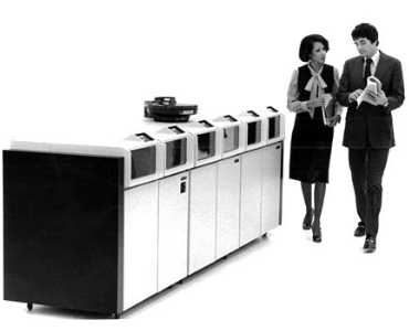 1973年，IBM研制出拥有两个主轴，容量为30 M的IBM 3340 硬盘（温彻斯特硬盘）