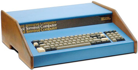 1976年推出的Apple I和SOL-20是第一批内置视频输出端口的计算机