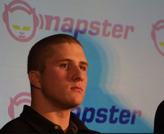 Napster于1999年9月开始提供共享文件服务