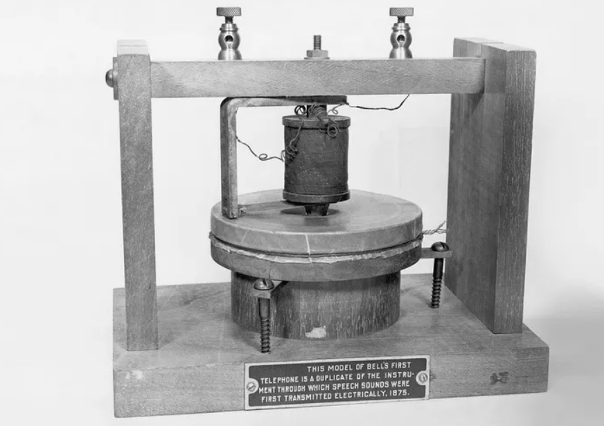 Alexander Graham Bell 发明了第一部电话，使人们可以远距离通话