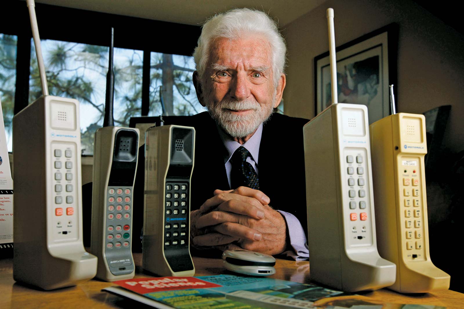 手机是由Dr. Martin Cooper和Motorola的一组开发人员于1973年发明的