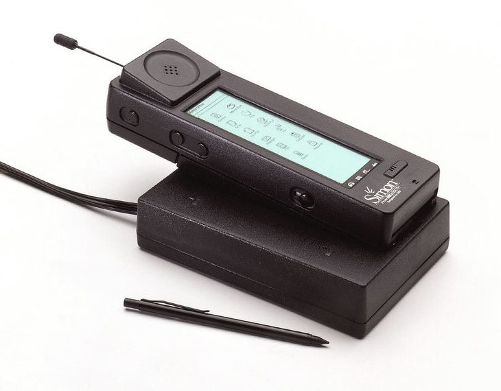IBM在1994年开发了第一款智能手机，叫做Simon个人通讯器