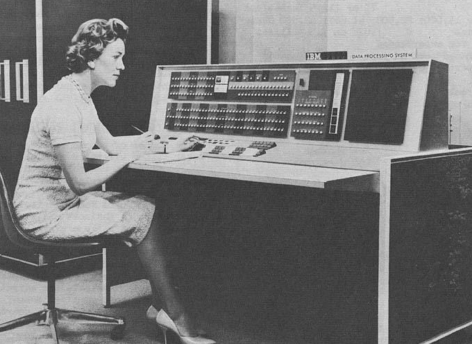 1955年，贝尔实验室于发明了第一台晶体管计算机TRADIC，揭开第二代计算机序幕