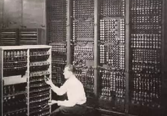 1945年6月John von Neumann发表名为“关于EDVAC的报告草案”的总结报告