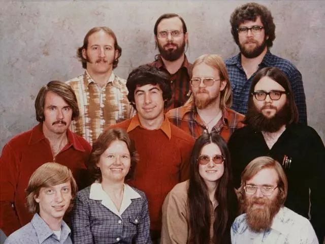 微软的历史始于1975年4月4日，比尔盖茨与保罗艾伦联合创建了微软