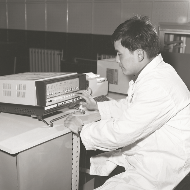 1977年4月23日，中国第一台微型计算机在合肥诞生