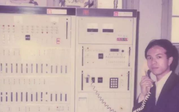 1987年11月中国电信在广州建立了我国第一个模拟移动电话网