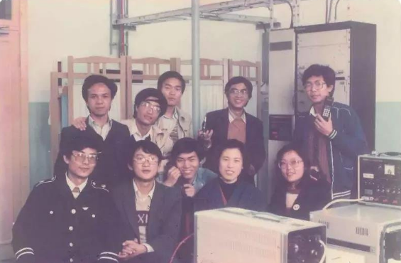 1987年11月中国电信在广州建立了我国第一个模拟移动电话网