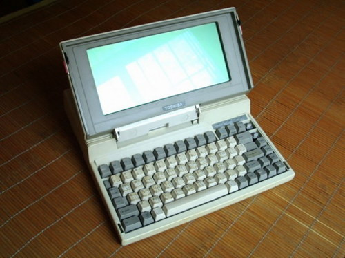 1985年，世界上第一台真正意义上的笔记本电脑T1100诞生