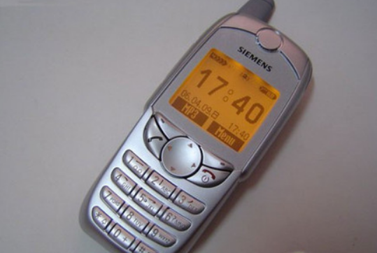 第一款带有挪动贮存器手机----西门子6688 在2000年上市
