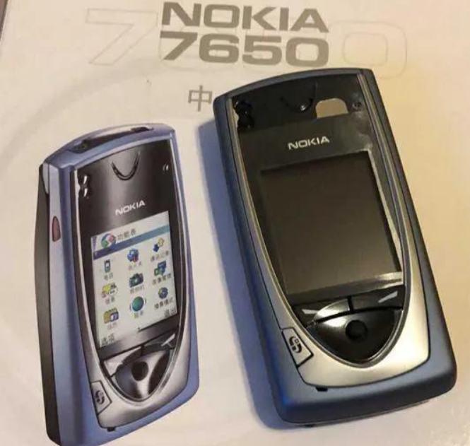 国内第一款内置摄像头手机：诺基亚7650在2002年4月发布