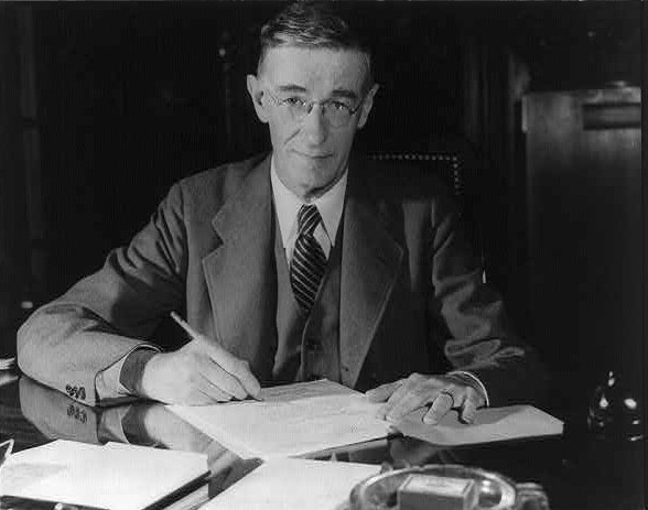 1945年Vannevar Bush在其文章《As We May Think》中提出Memex概念