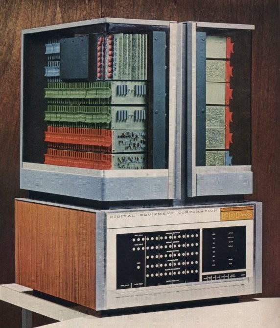1965年3月22第一款采用晶体管技术的迷你电脑PDP-8由迪吉多公司推出