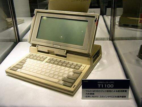 东芝在1985年推出了笔记本Toshiba T1100