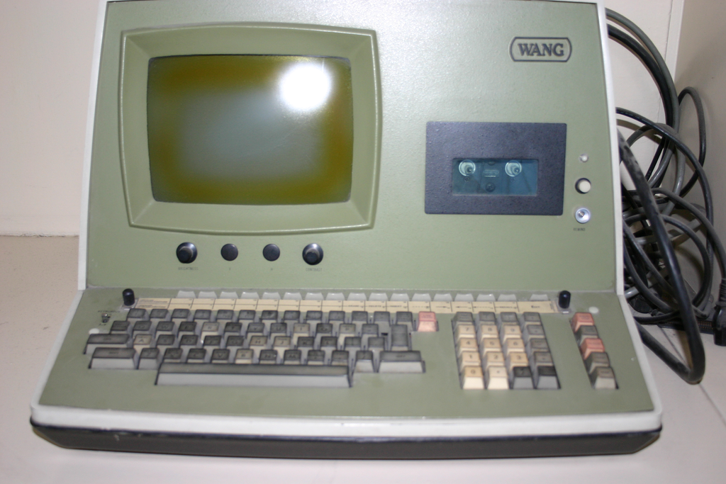 1951年王安电脑于马萨诸塞州剑桥成立