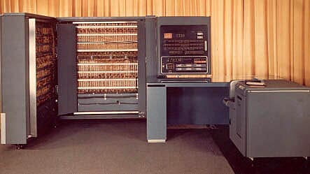 1953年4月7日ibm正式对外发布自己的第一台电子计算机ibm701