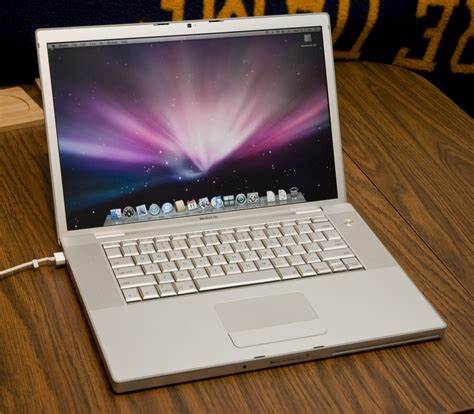 2006年1月11日史蒂夫·乔布斯在Macworld大会上发布第一代MacBook Pro