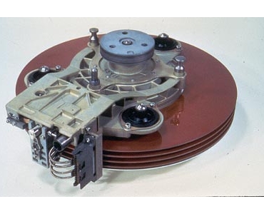 1973年现今硬盘的先祖——温彻斯特硬盘iBM 3340问世