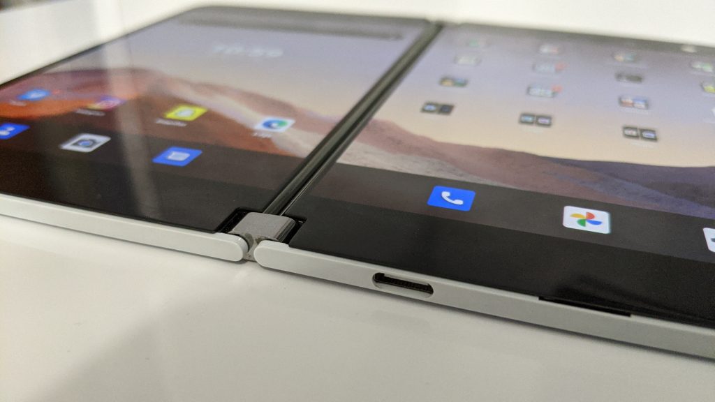 一些Surface Duo用户报告手机的USB-C端口破裂