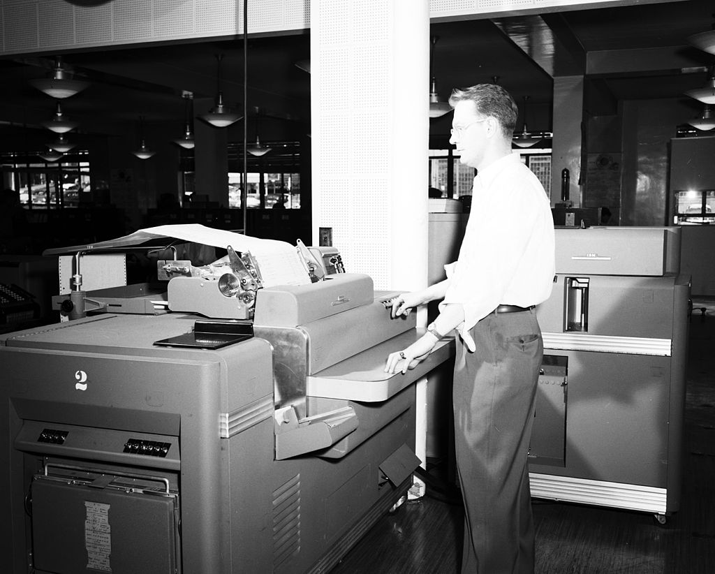 1949年5月IBM 卡片编程电子计算器（IBM CPC）发布