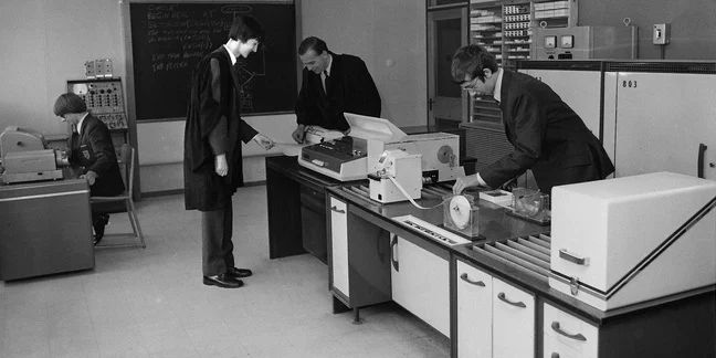 1958年，ALGOL语言面市，它是计算机发展史上首批清晰定义的高级语言