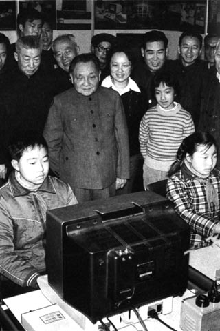 1984年2月16日，邓小平提出，“计算机的普及要从娃娃做起”