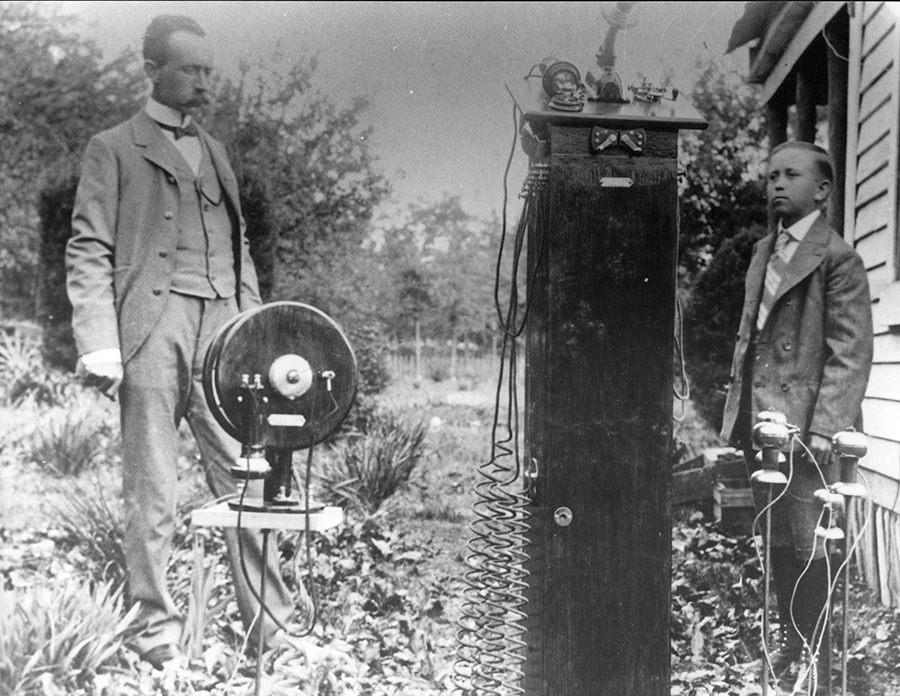 1902年，内森·斯塔布菲尔德发明了最早的移动电话。是对“手机的最早研究”