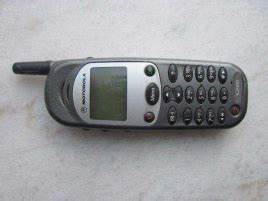 2000年，摩托罗拉发布全球第一款三频手机——摩托罗拉L2000