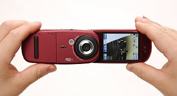  2004年，全球首款自动对焦摄像头手机 ——松下P505iS发行