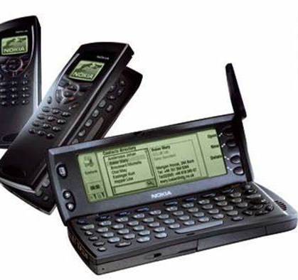 1996年，诺基亚推出全球首款QWERTY全键盘手机——诺基亚9000 Communicator