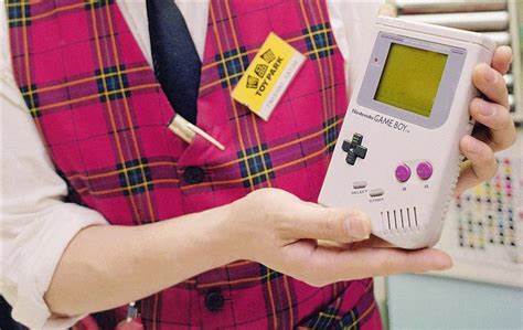 1989年4月21日，任天堂发表了游戏掌机Game Boy，为掌机游戏的盛行奠定了基础
