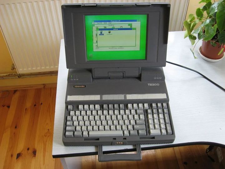 1990年，东芝推出世界上第一台STN彩色笔记本T5200C,开启笔记本彩色显示时代