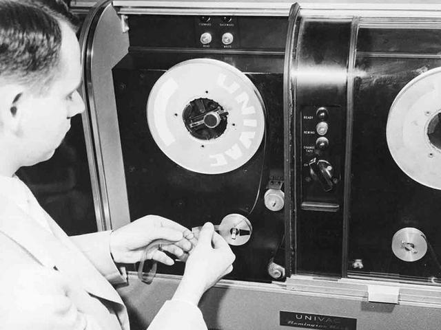 1928年，Fritz Pfleumer发明了录音磁带，磁性存储时代开始