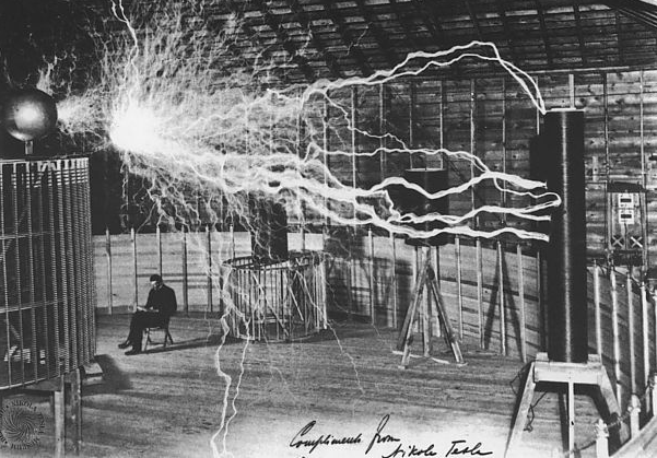 Nikola Tesla于1903年为其创造的“门和开关”（gates or switches）技术申请了专利（这是每台数字计算机的关键元件）