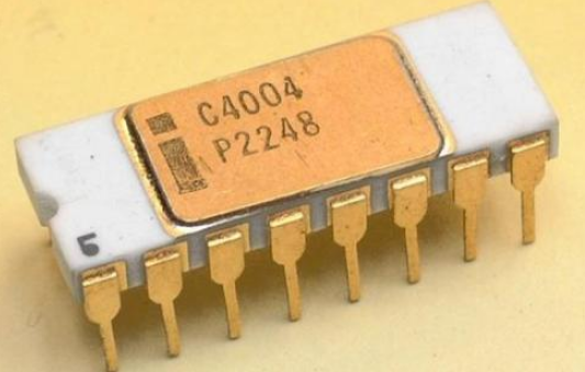 英特尔于1971年11月15日在Ted Hoff的帮助下推出了第一款微处理器Intel 4004