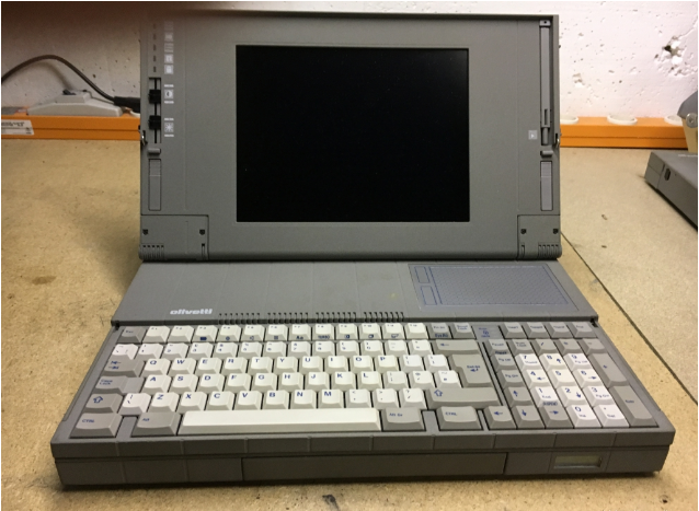 Olivetti于1991年开发并发布了第一台配备触摸板的笔记本电脑Olivetti D33