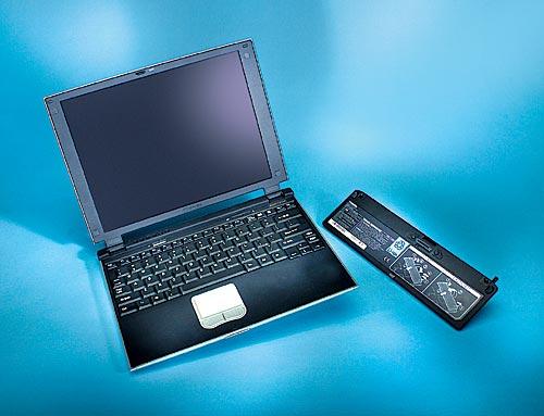 Toshiba在2002年发布了Toshiba Portege 2000，这是最薄的笔记本电脑