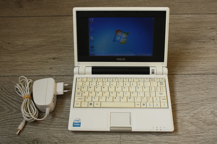 ASUS于2007年10月发布了Eee PC 701，这是第一款可用的上网本