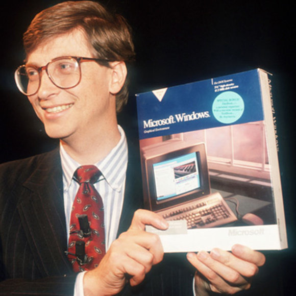 Bill Gates 于1983年11月10日宣布开发Microsoft Windows