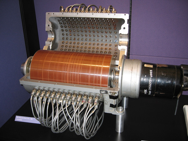 1950年左右，明尼阿波利斯的工程研究协会开发第一台商用磁鼓机，由美国海军ERA 110使用