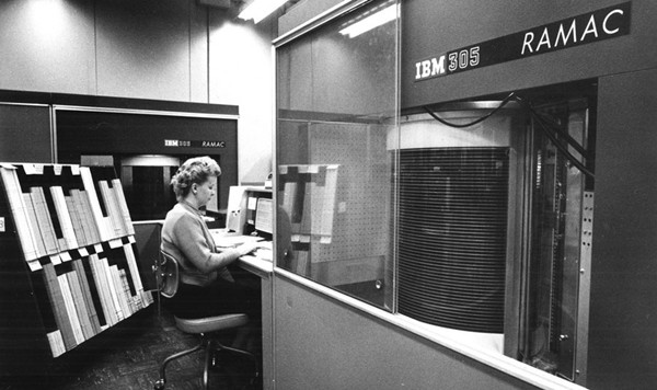 IBM 305 RAMAC是第一台带有硬盘的超级计算机，于1956年9月13日推出