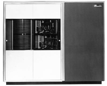 IBM于1961年6月2日推出IBM 1301磁盘存储单元，可存储2800万字符