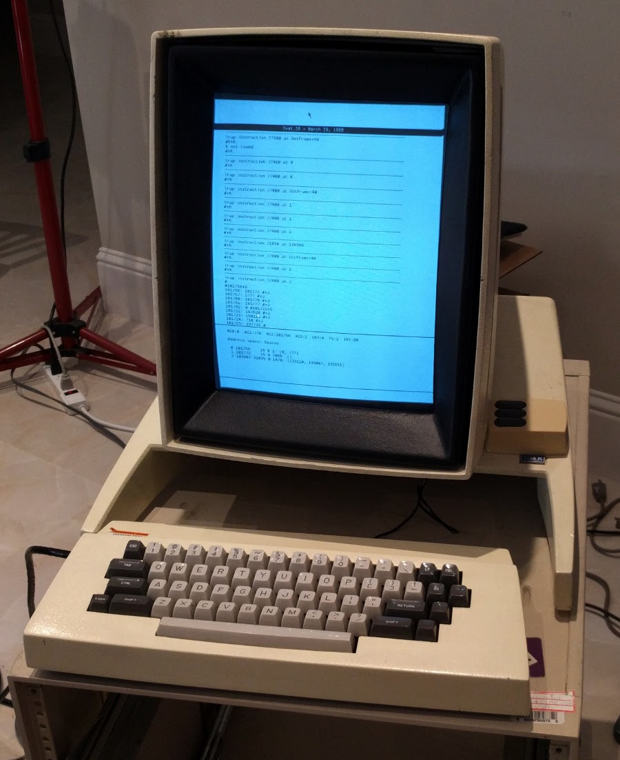 奥托电脑在1973年3月1日被发明出来，其配置着第一台电脑显示器