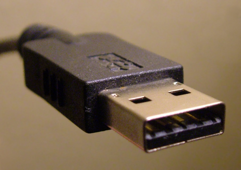 USB在1994年12月发布了第一个版本：USB 0.8