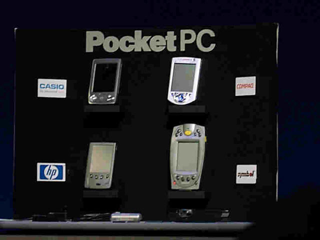 Bill Gates 2000年1月4日在CES上宣布Windows CE的新版本将被称为Pocket PC